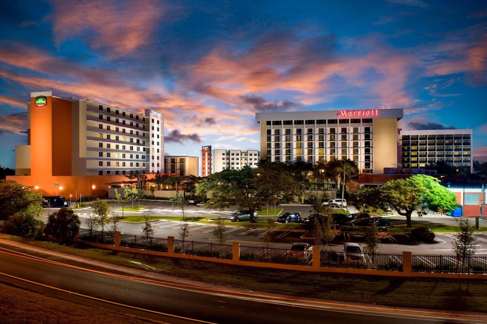 Отель Courtyard By Marriott Miami Airport Экстерьер фото