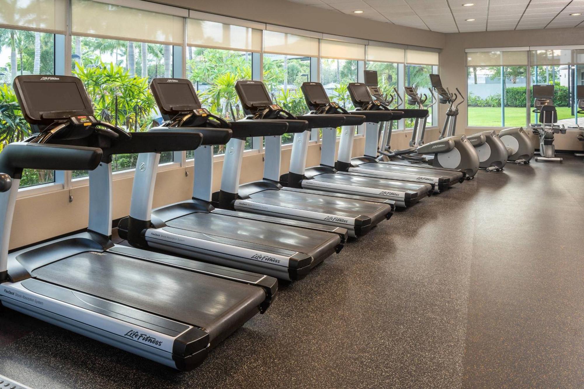 Отель Courtyard By Marriott Miami Airport Экстерьер фото